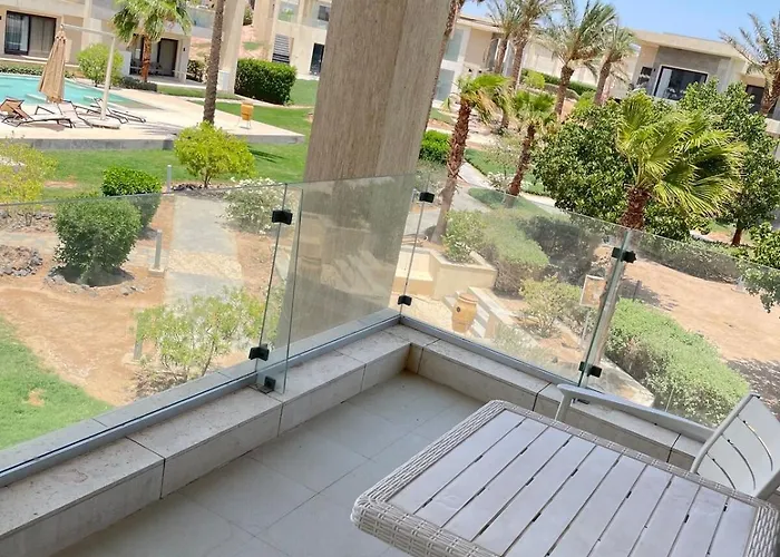 Cozy 2br With Pool Access شقة