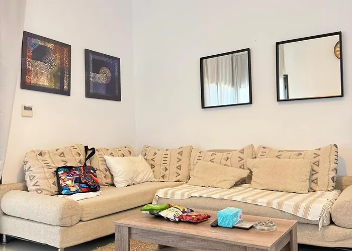 Cozy 2br With Pool Access شقة *