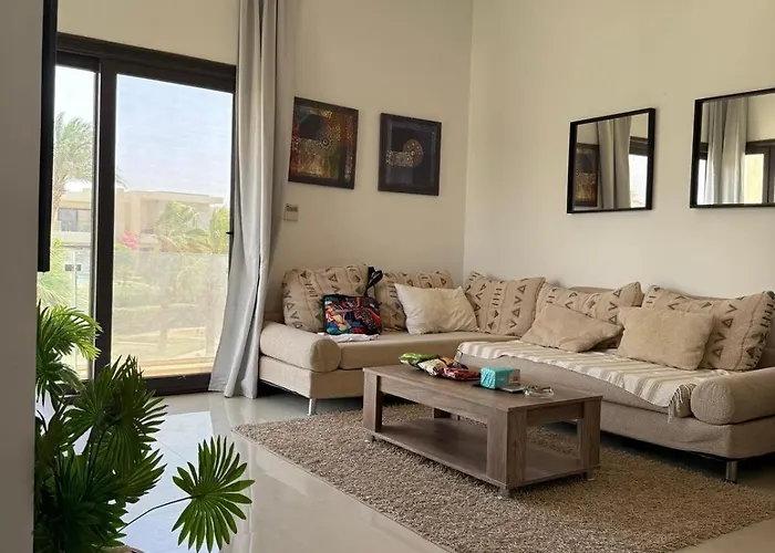 Cozy 2br With Pool Access شقة